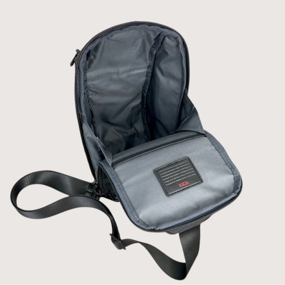 Tumi dimensions 35×16×12cm
